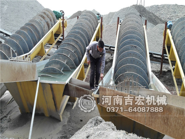 四川宜賓陳總石料廠螺旋洗砂機生產現(xiàn)場