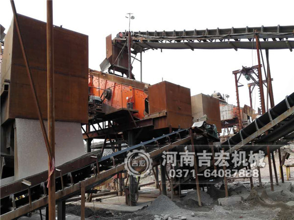 四川宜賓陳總石料廠(chǎng)螺旋洗砂機(jī)生產(chǎn)現(xiàn)場(chǎng)