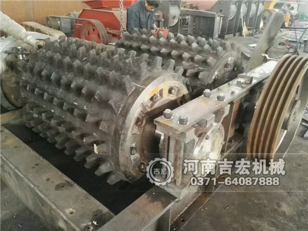 900&times;1200移動(dòng)雙齒輥破碎機(jī)發(fā)往西安 