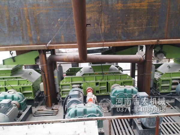 試過多種破碎機,為啥老廠長獨寵白云石對輥機？答案藏在細節里！